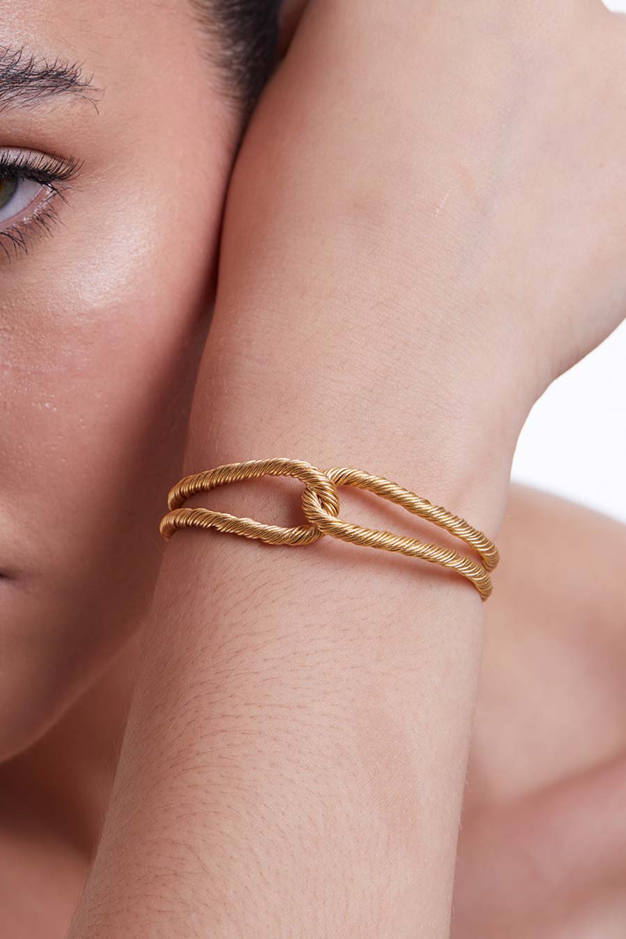 Gold Threaded Interlocked Bracelet
