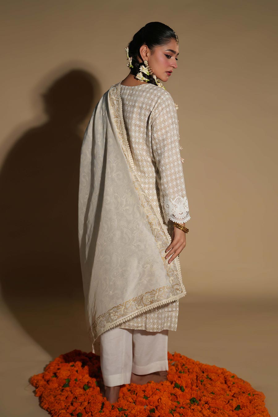 Genda Ivory Linen Embroidered Kurta Set