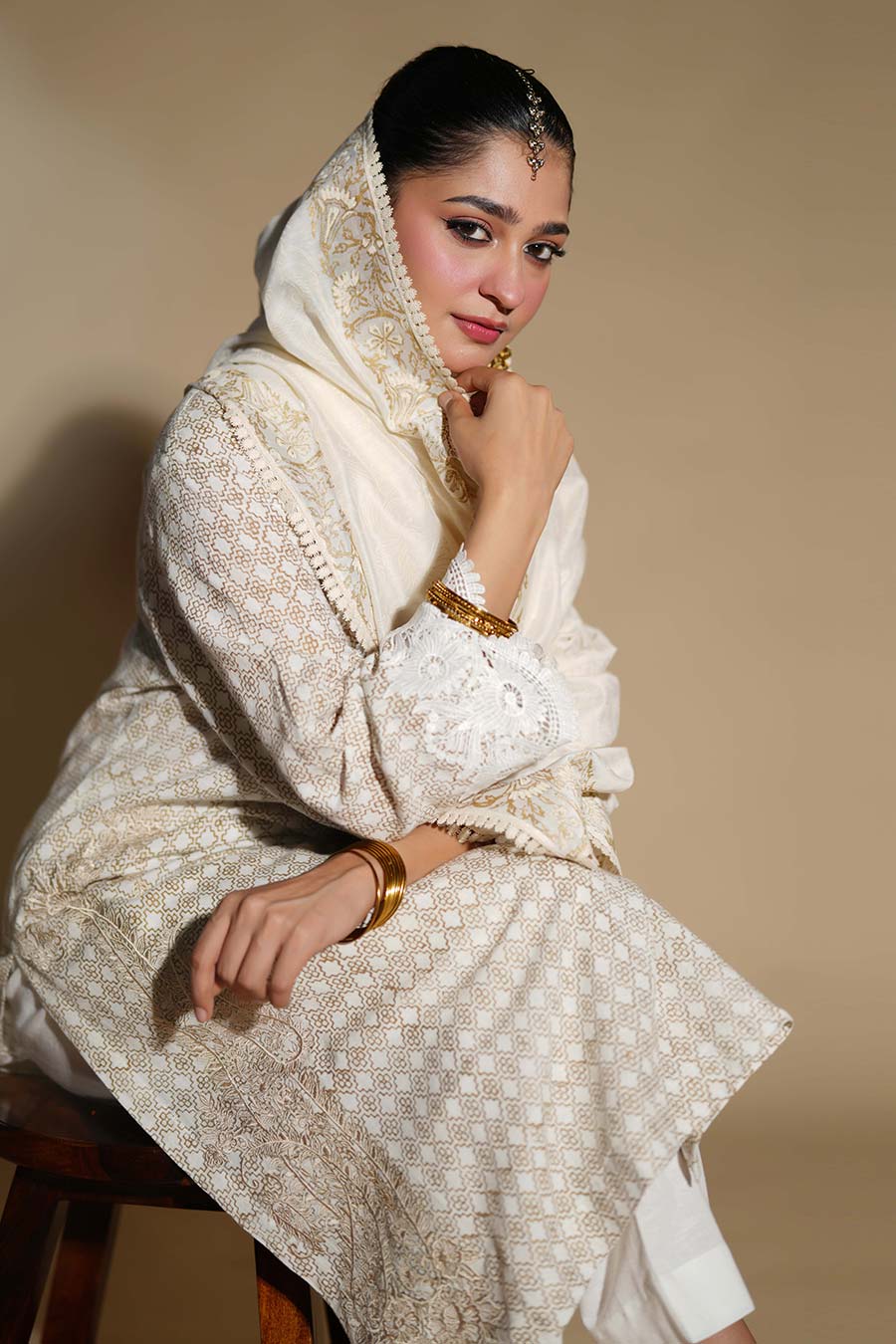 Genda Ivory Linen Embroidered Kurta Set