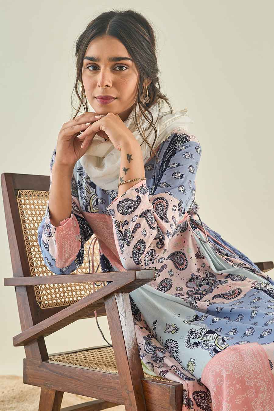 Multicolour Printed Kurta & Pant Set With Stole