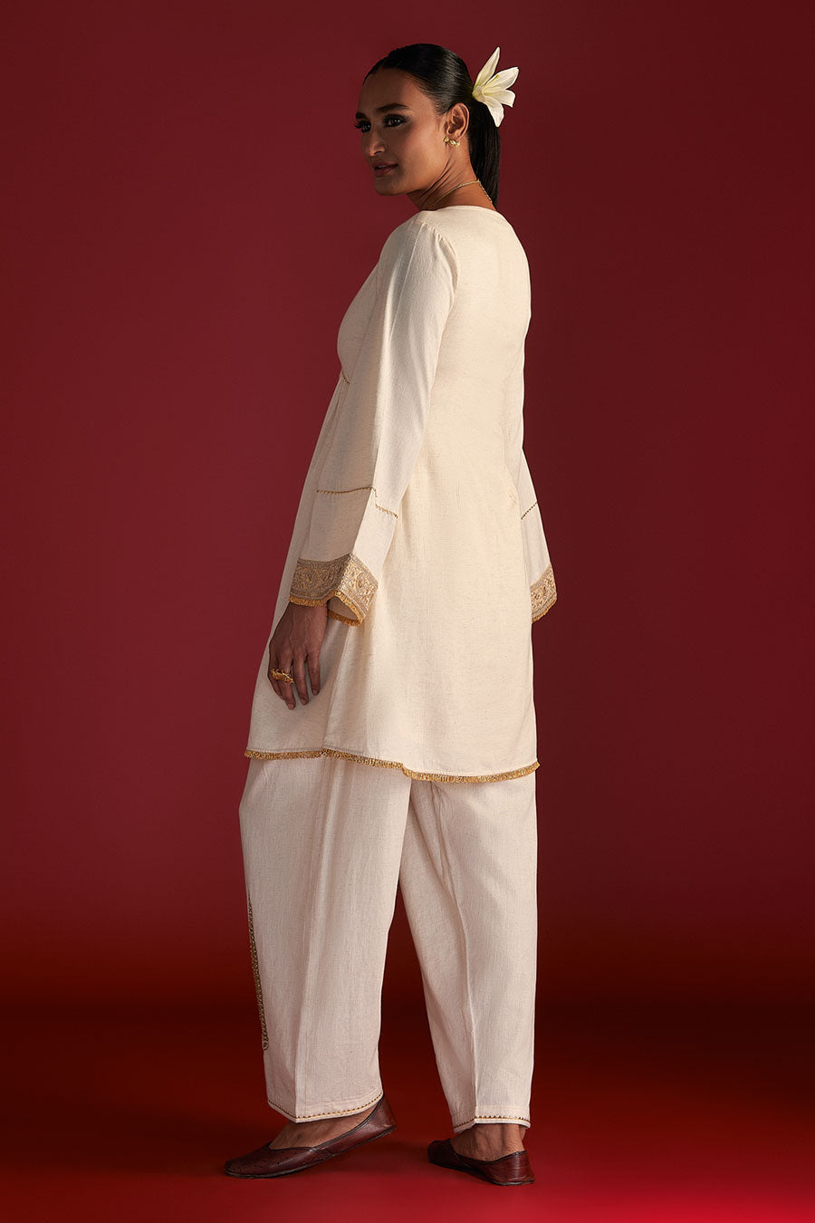 Ivory 'Paan-Patti' Embroidered Kurta & Salwar Set