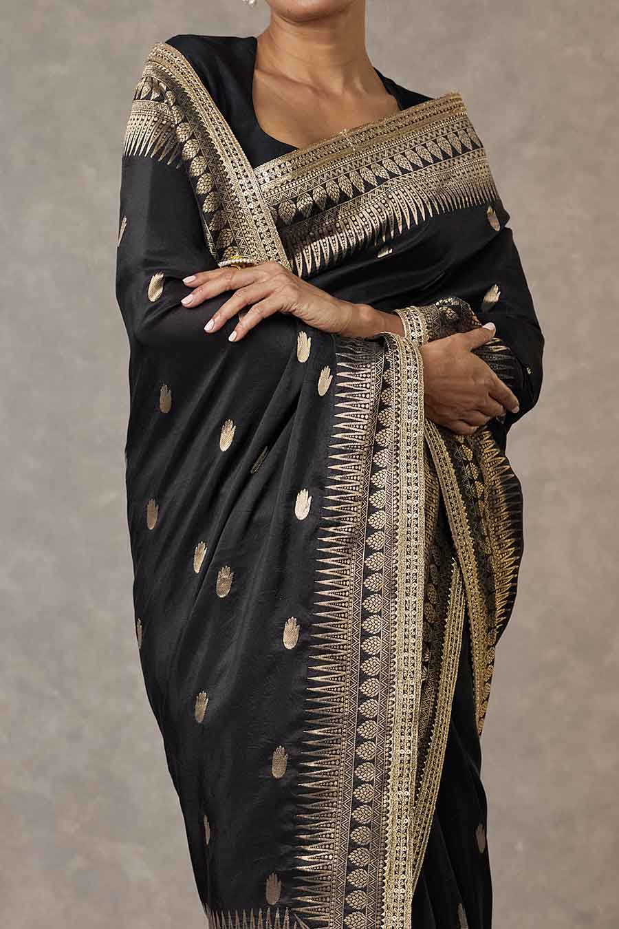 Black Haath-Phool Embroidered Saree With Blouse Piece