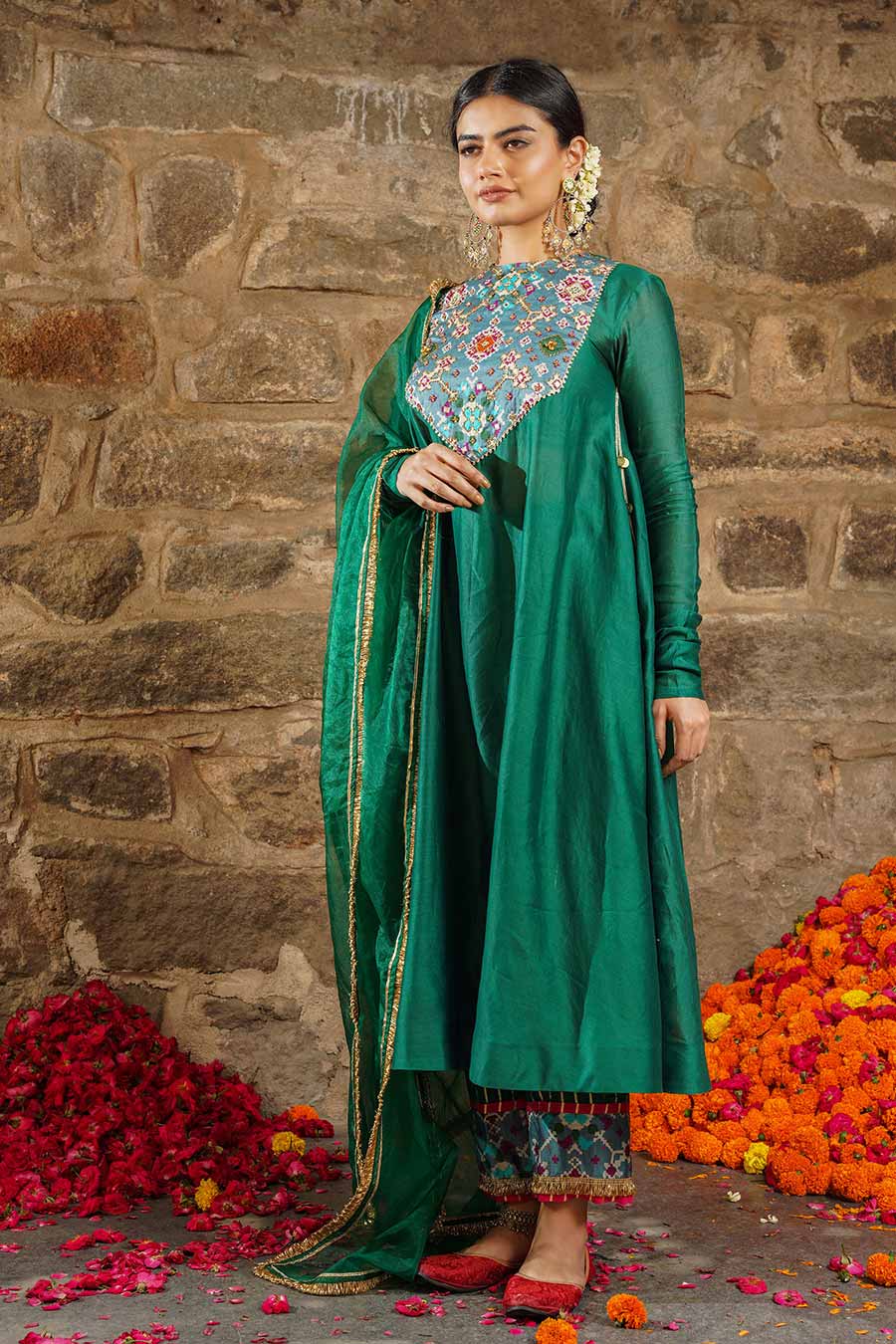 Inaayat - Green Embroidered Kurta Set