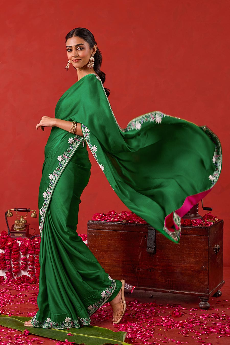 Zariya Green Embroidered Saree With Pink Blouse