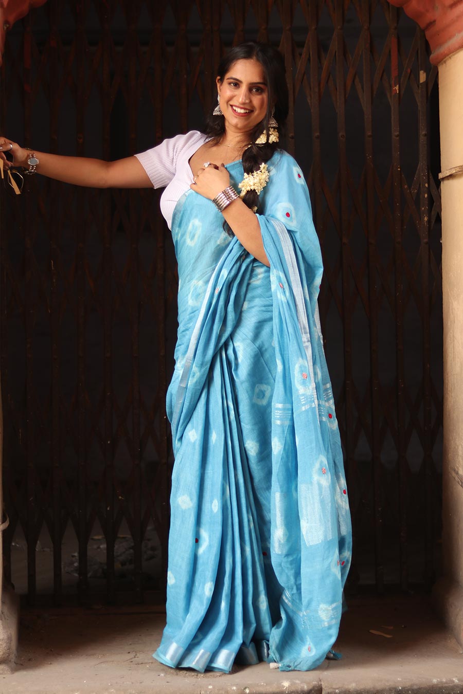 Ambarika Blue Linen Saree With Unstitched Blouse