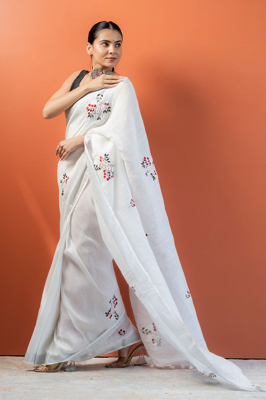 Gulzar Grace White Linen Saree With Unstitched Blouse
