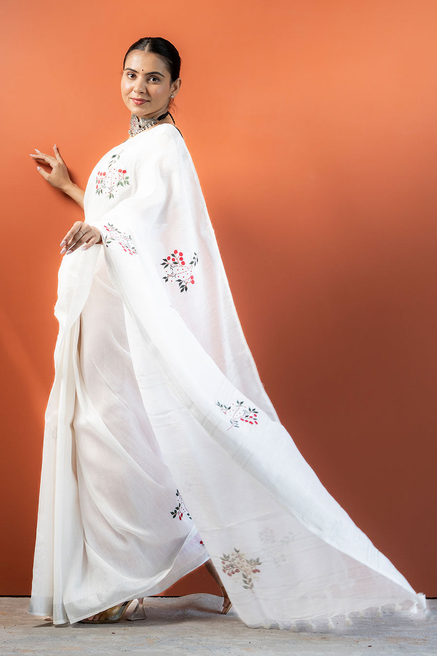 Gulzar Grace White Linen Saree With Unstitched Blouse