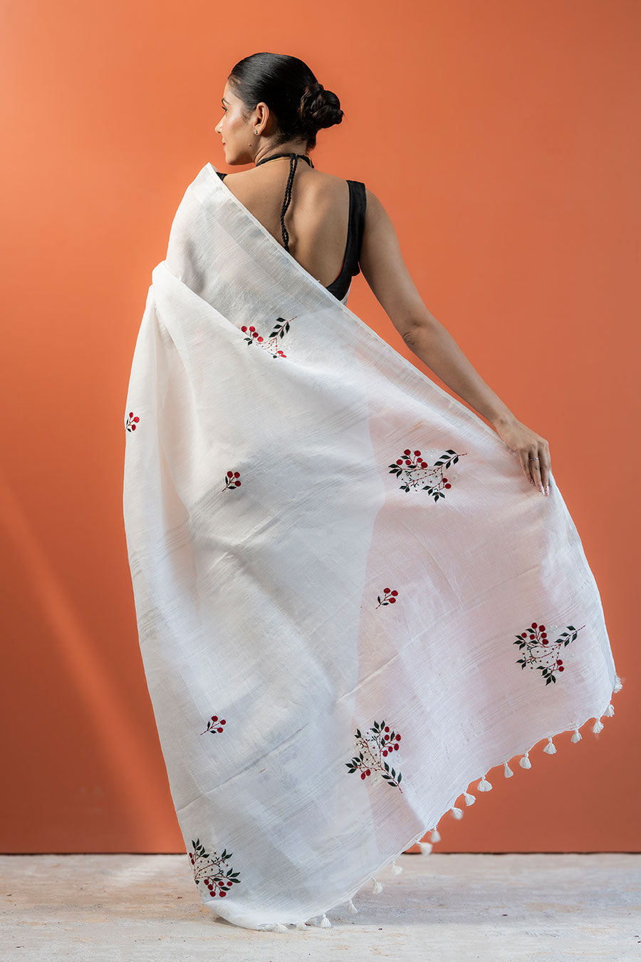 Gulzar Grace White Linen Saree With Unstitched Blouse