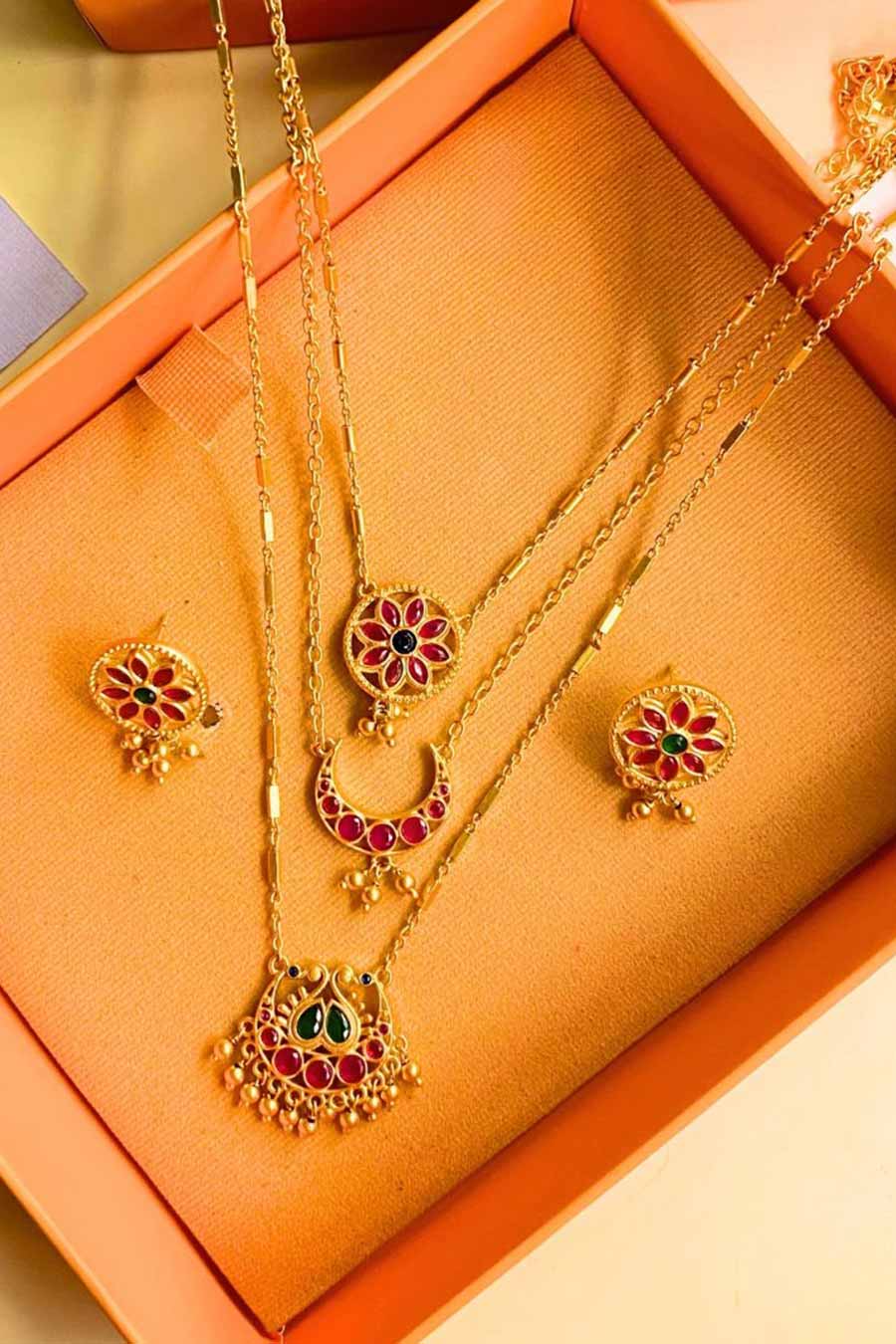 Festive Flowers Earrings & Necklace Set