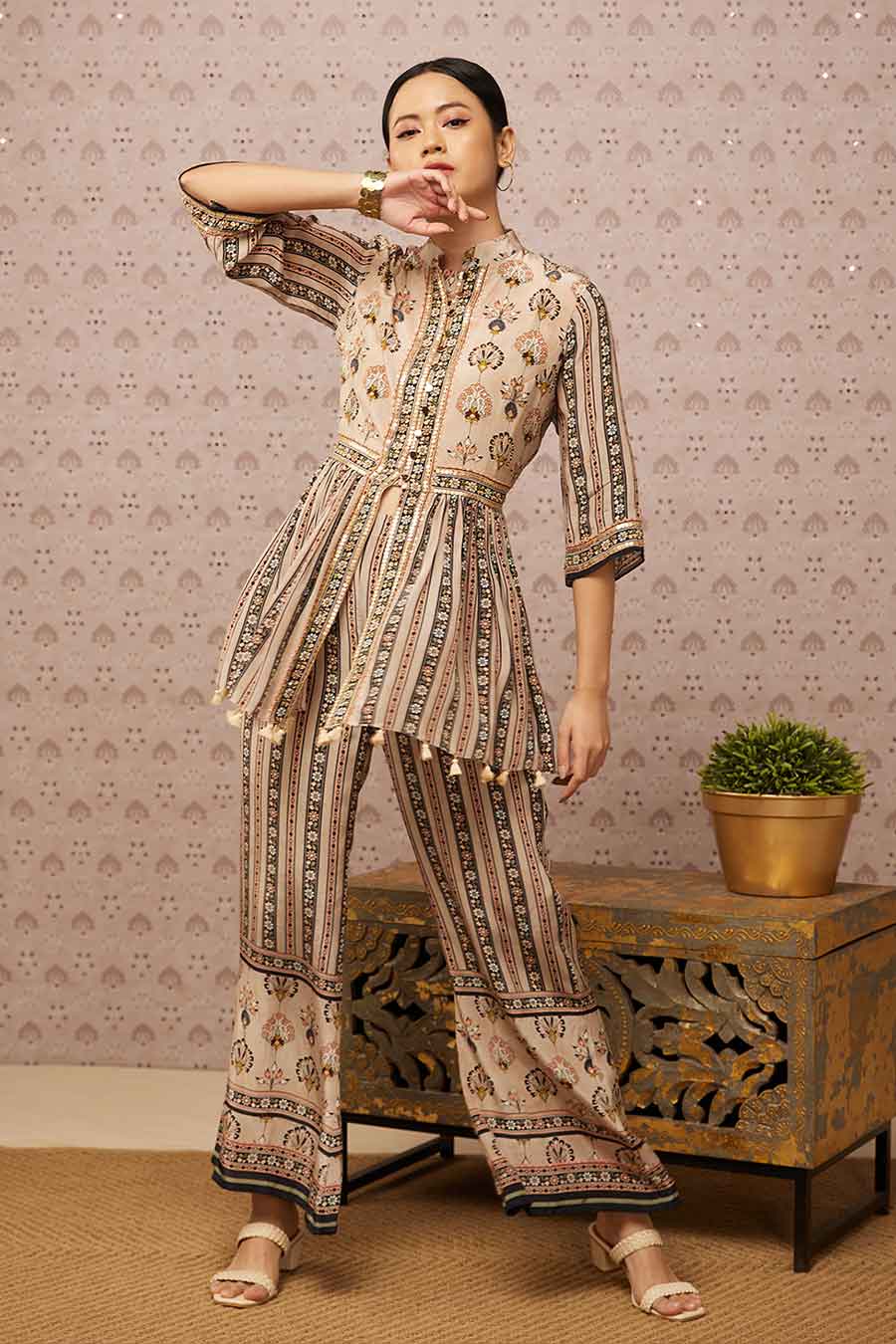 Sarouk Embroidered Kurta Set