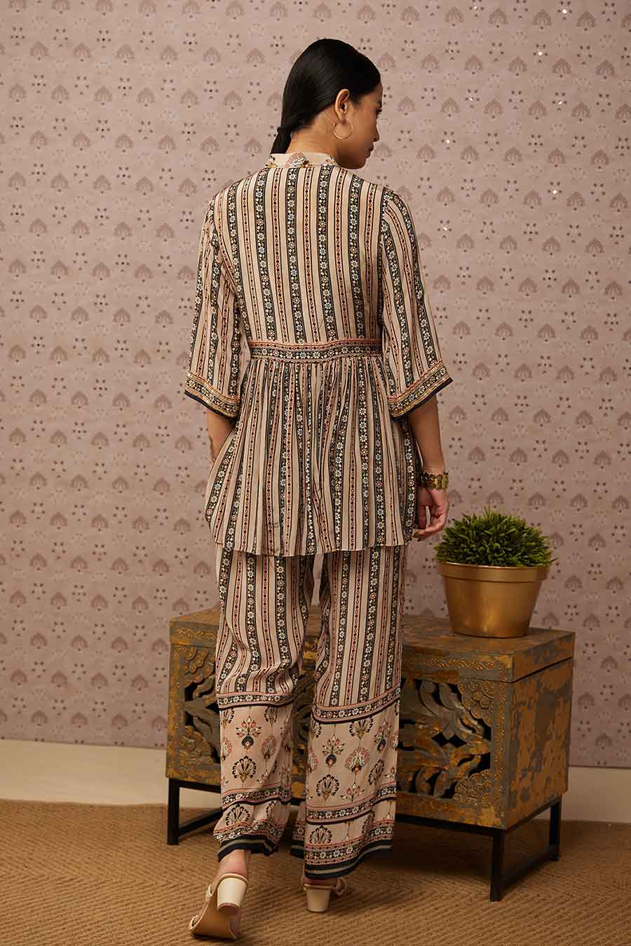 Sarouk Embroidered Kurta Set