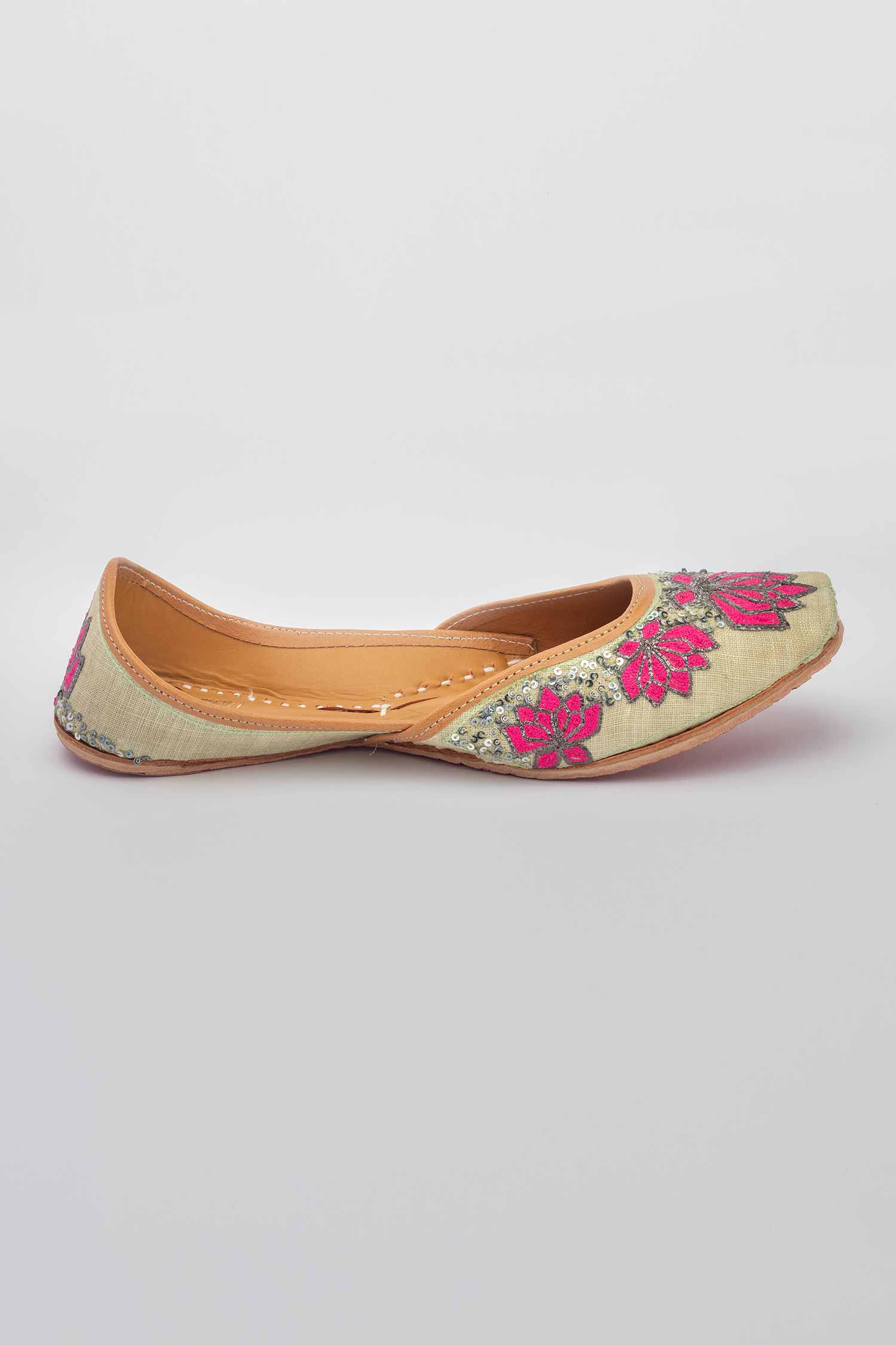 Geometric Lotus Embroidered Green Jutti