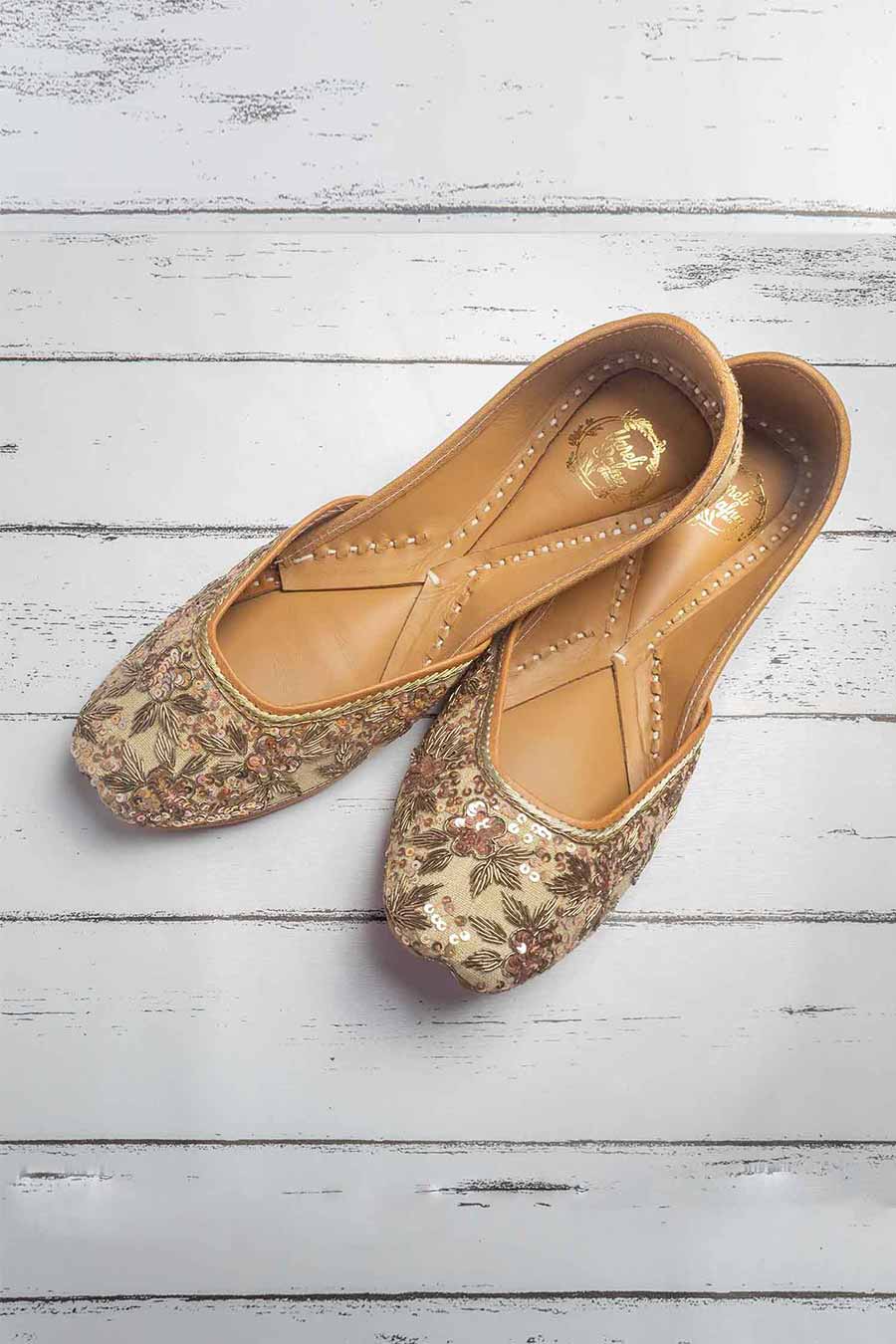 Floral Embroidered Beige Jutti