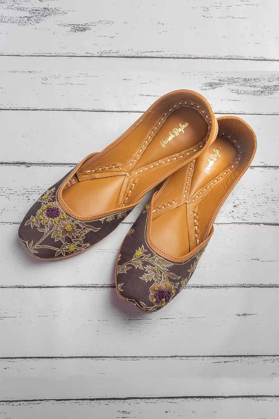 Brown Jutti With Floral Print & Zari