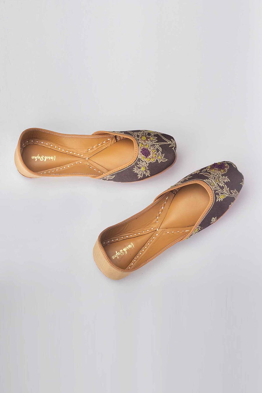 Brown Jutti With Floral Print & Zari