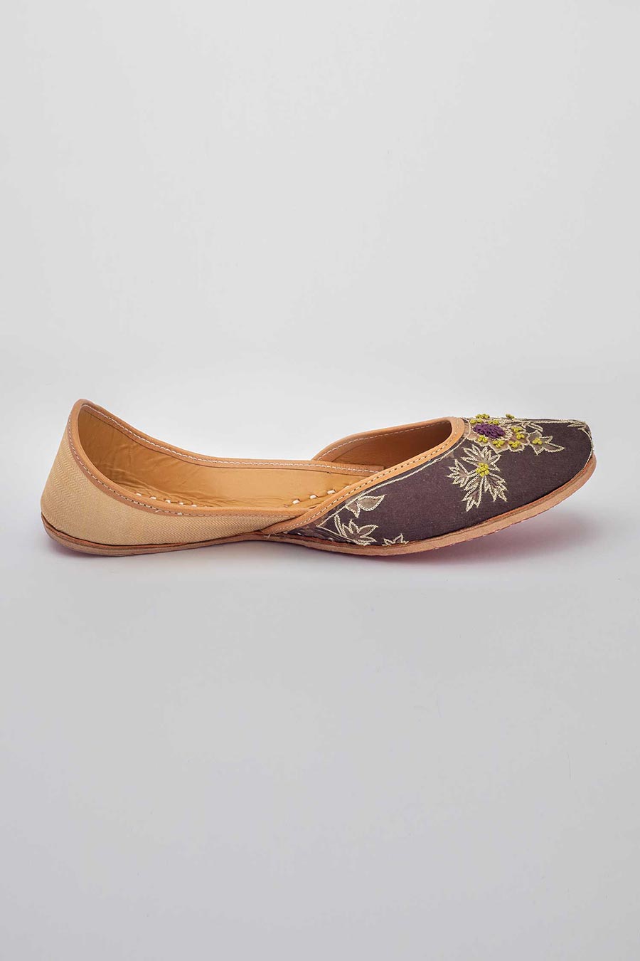 Brown Jutti With Floral Print & Zari