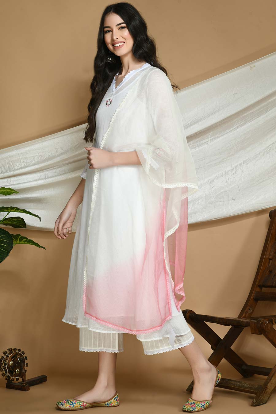 White Kurta Set With Organza Stole