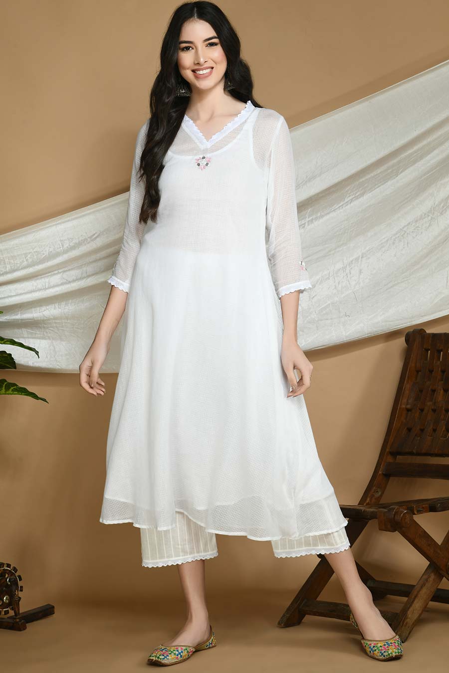 White Kurta Set With Organza Stole