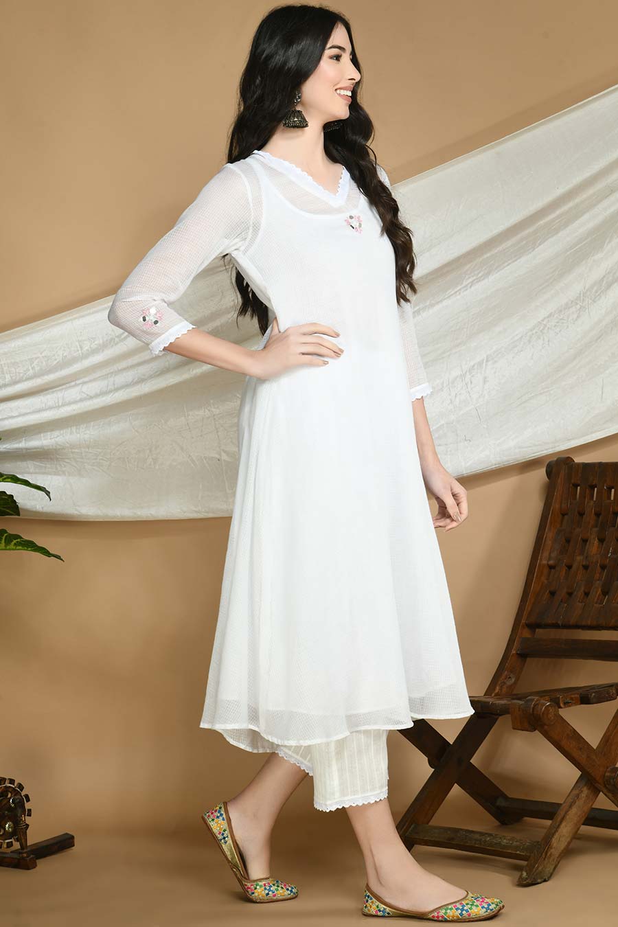 White Kurta Set With Organza Stole